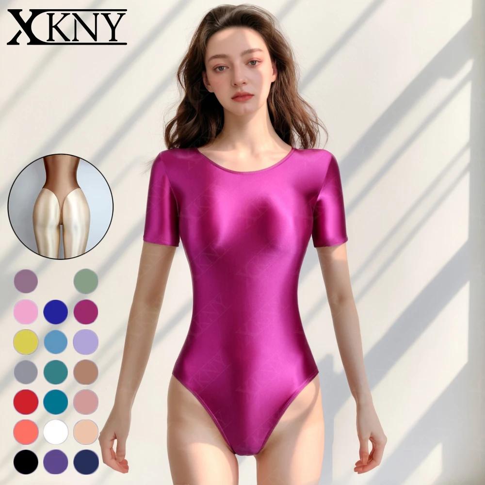 Maillot de bain XClocKNYoung en satin brillant, coupe lisse, coupe haute en T, manches courtes, mail