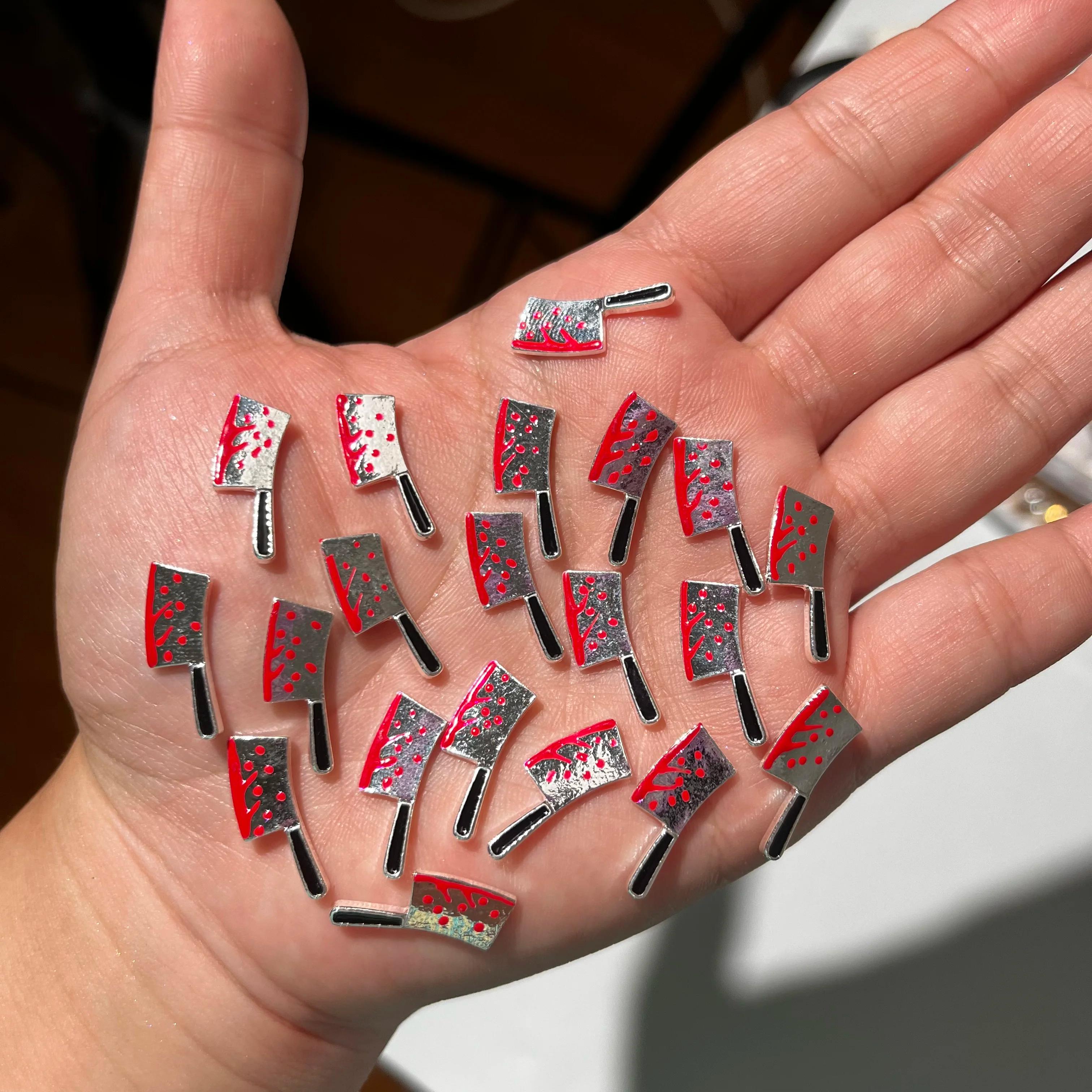 10 Pièces Faux Armes d'Halloween avec Breloques Ongles Effet Sang, Décorations Métalliques pour Ongl