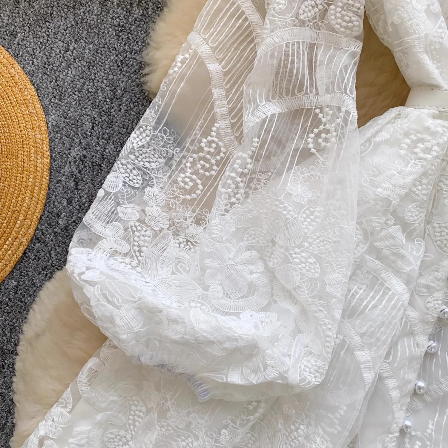 Robe en dentelle blanche française pour femme, broderie de fleurs, coutures en maille, boutons de pe