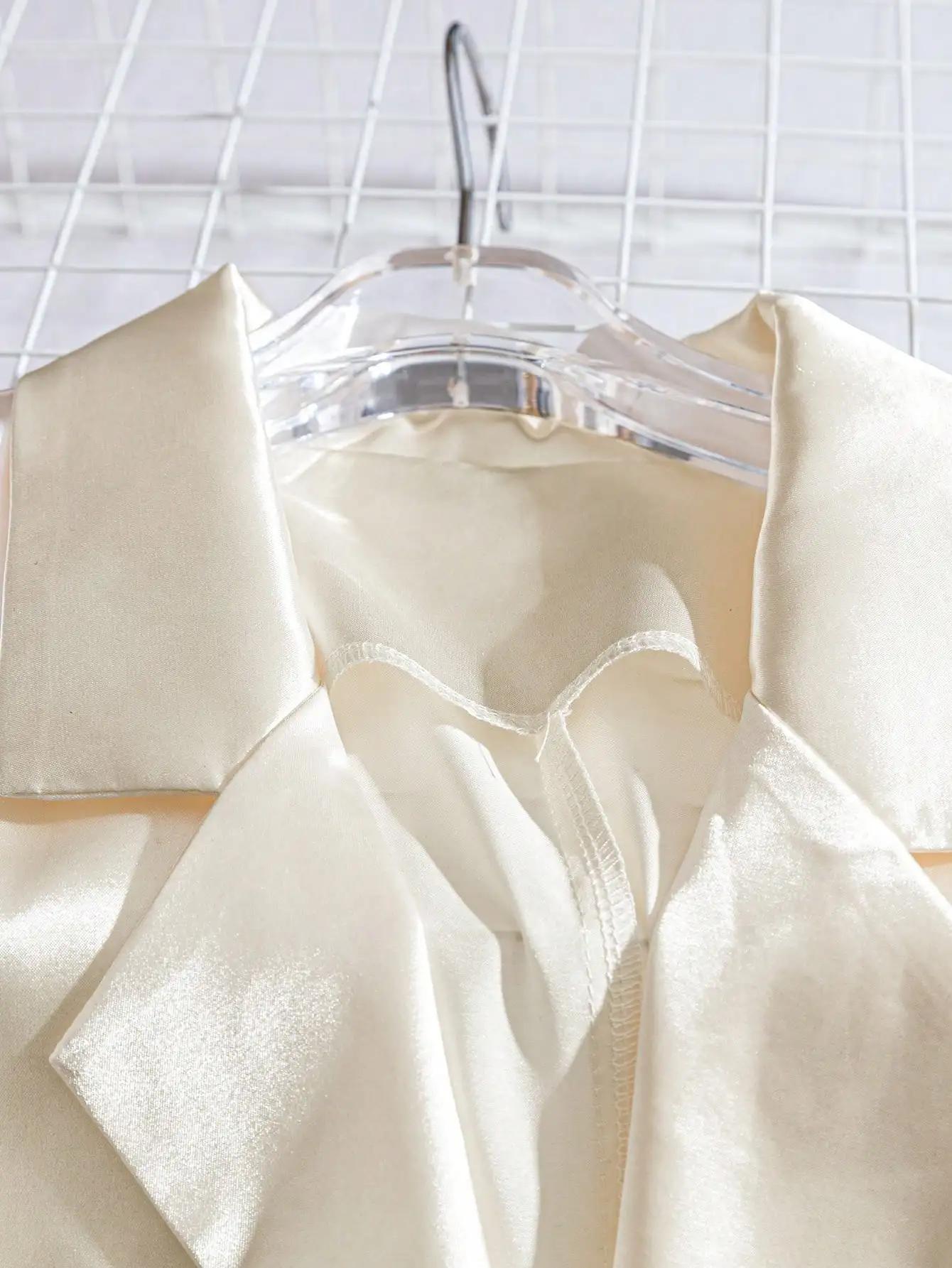 Blazer chic en satin blanc à volants, col à revers, manches courtes, boutons nœud dorés – Polyvalent