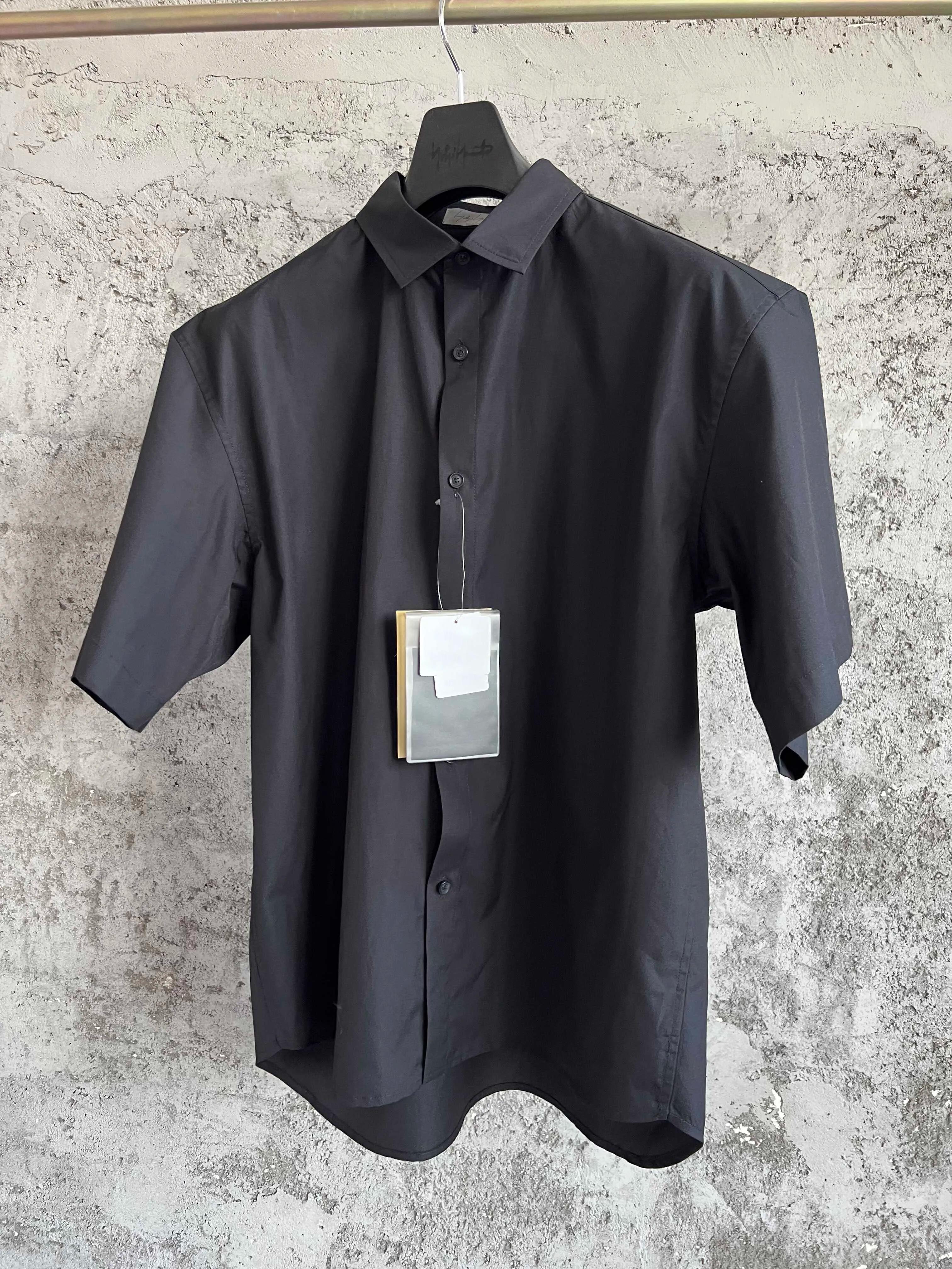 Un niche de créateurs originaux de chemises à manches courtes avec une silhouette de manches cinq-qu