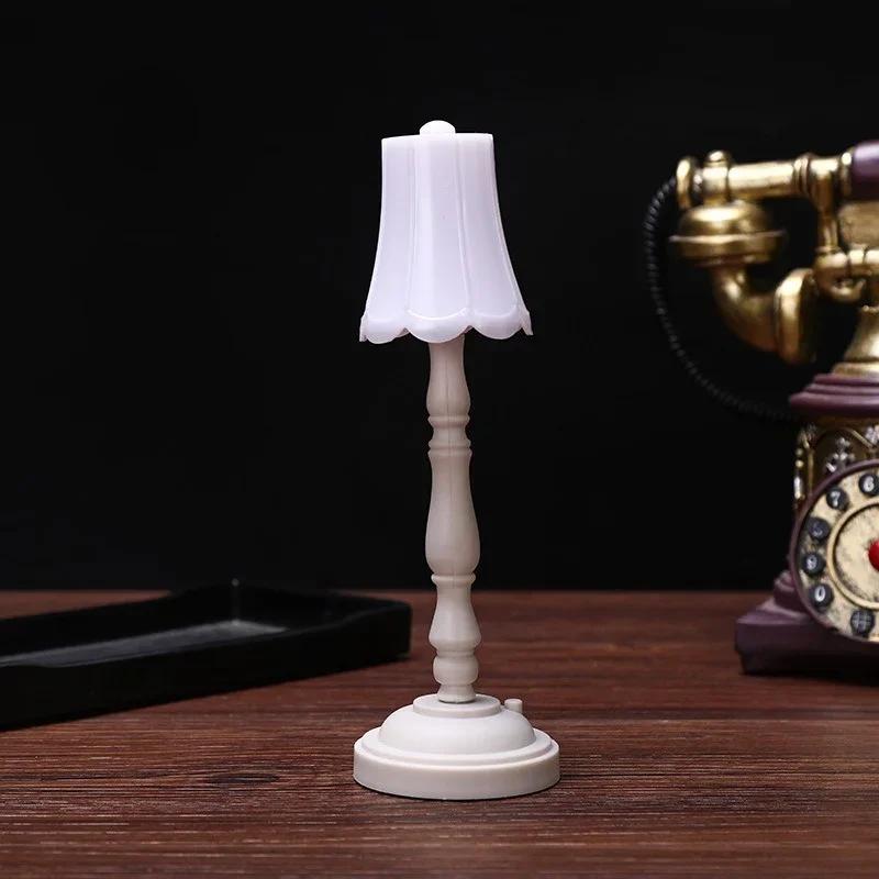Lampe de bureau LED blanche, échelle 1/6, modèle de meubles pour jouets chauds, accessoire de maison