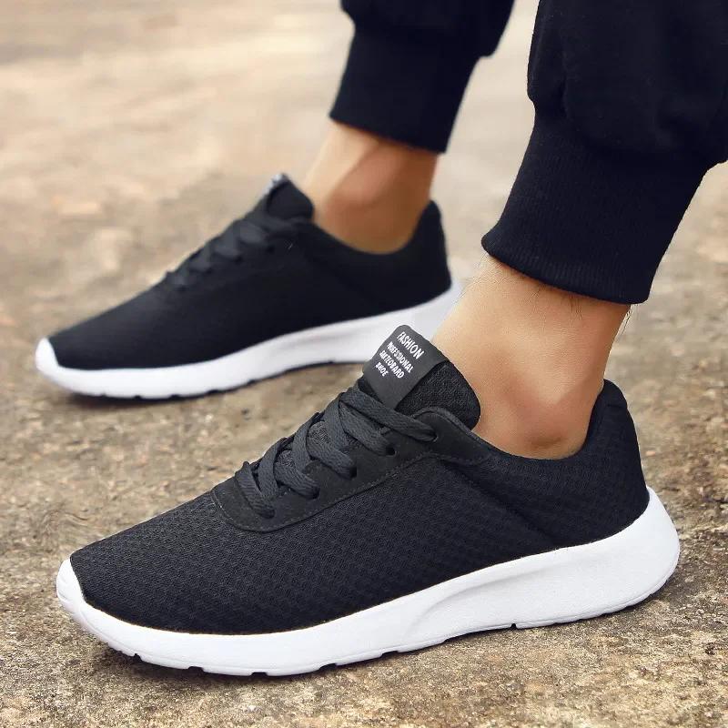 2025 Les chaussures de marche noires pour hommes sont légères, respirantes, antidérapantes, chaussur