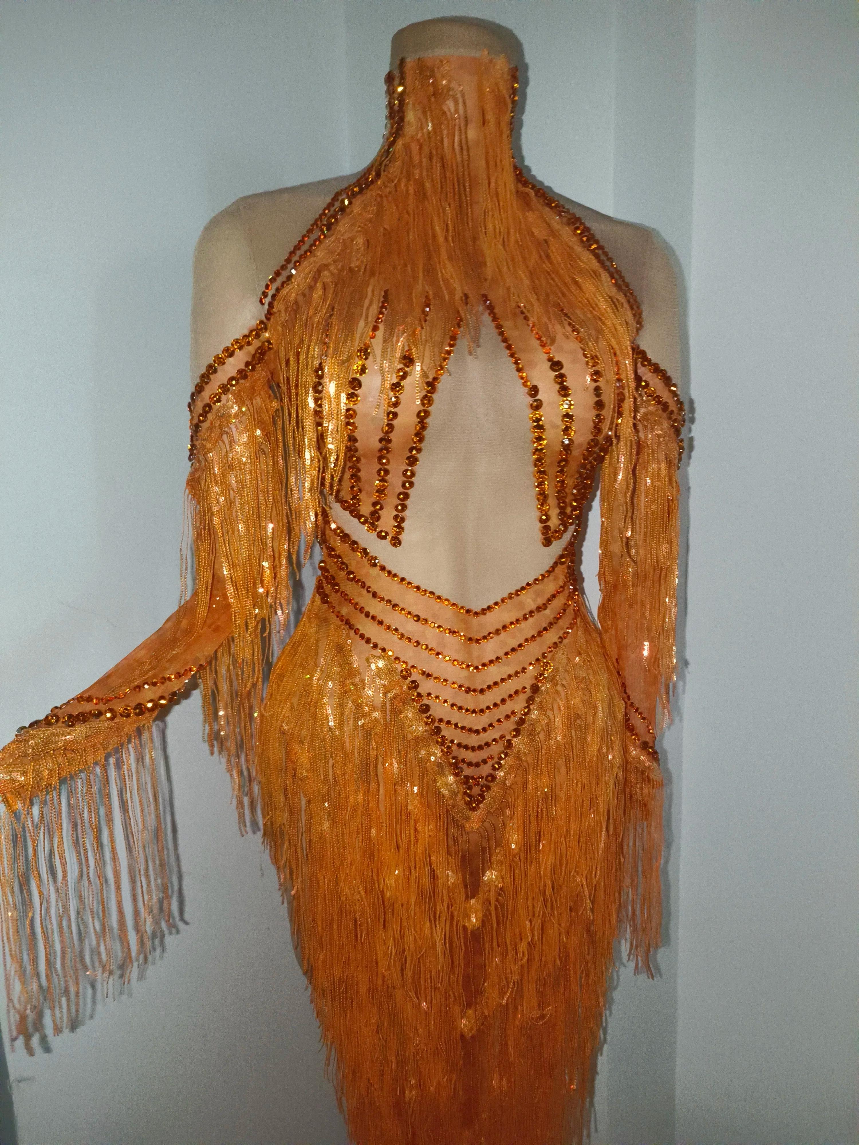 Robe transparente en maille à manches longues avec pompons orange et diamants scintillants pour femm