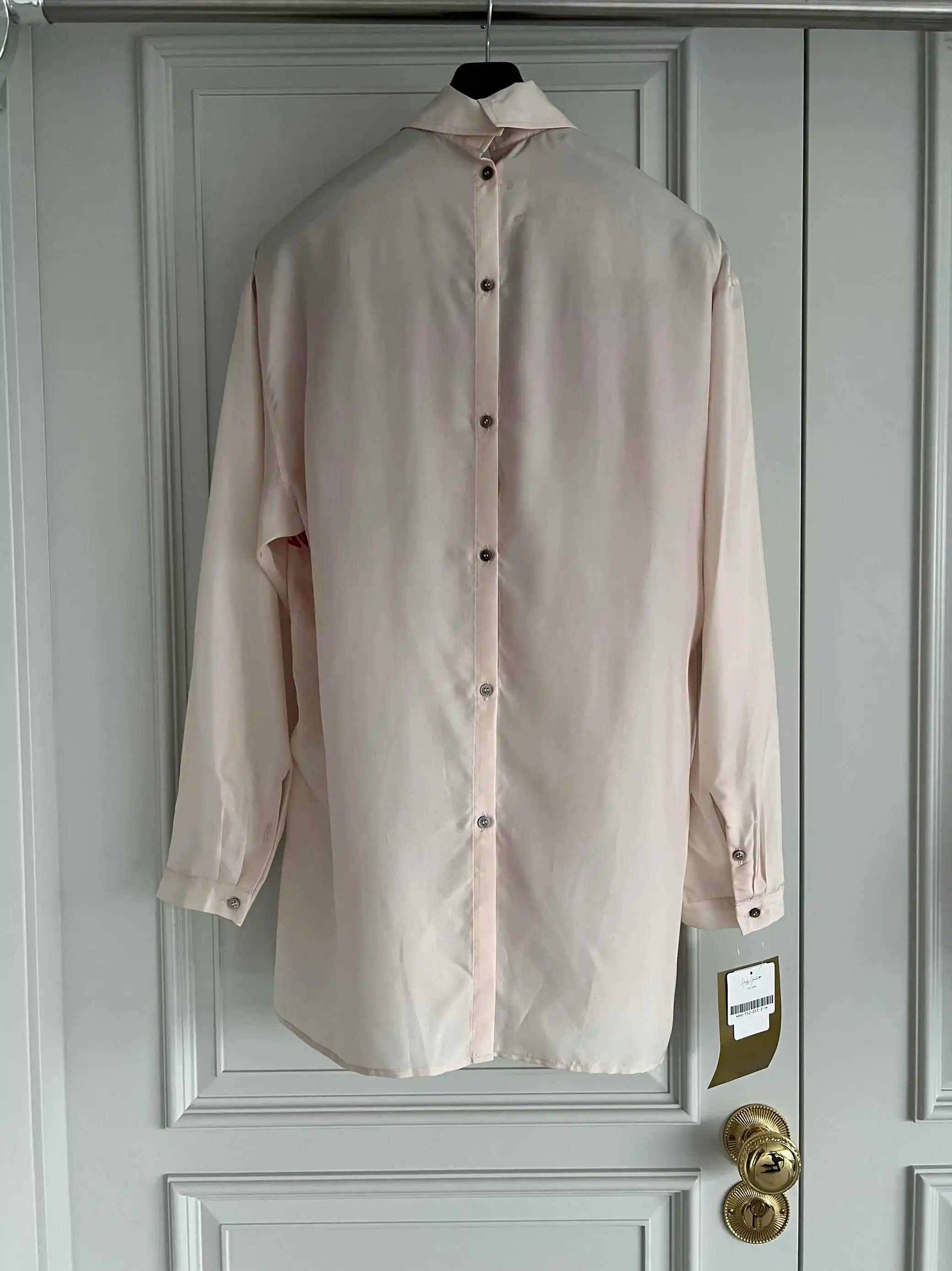 Design original TOP-YAMAMOTO : un homme avec une chemise en soie à manches longues et une silhouette