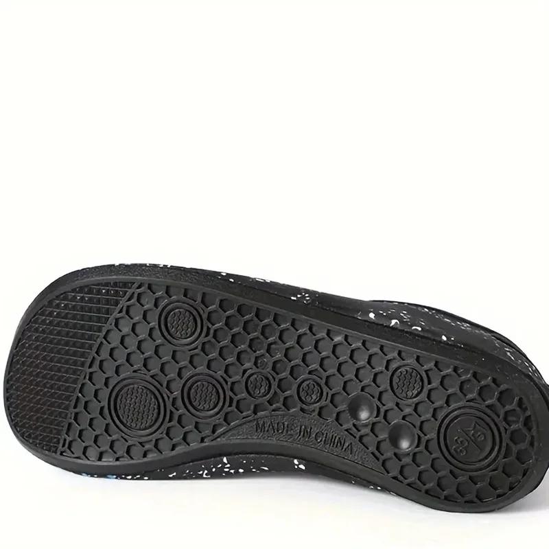 Une paire de chaussures d'eau antidérapantes pour hommes, femmes et enfants, chaussures de plage sou