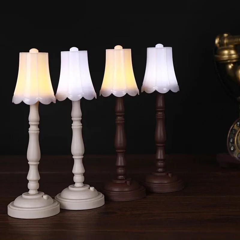 Lampe de bureau LED blanche, échelle 1/6, modèle de meubles pour jouets chauds, accessoire de maison