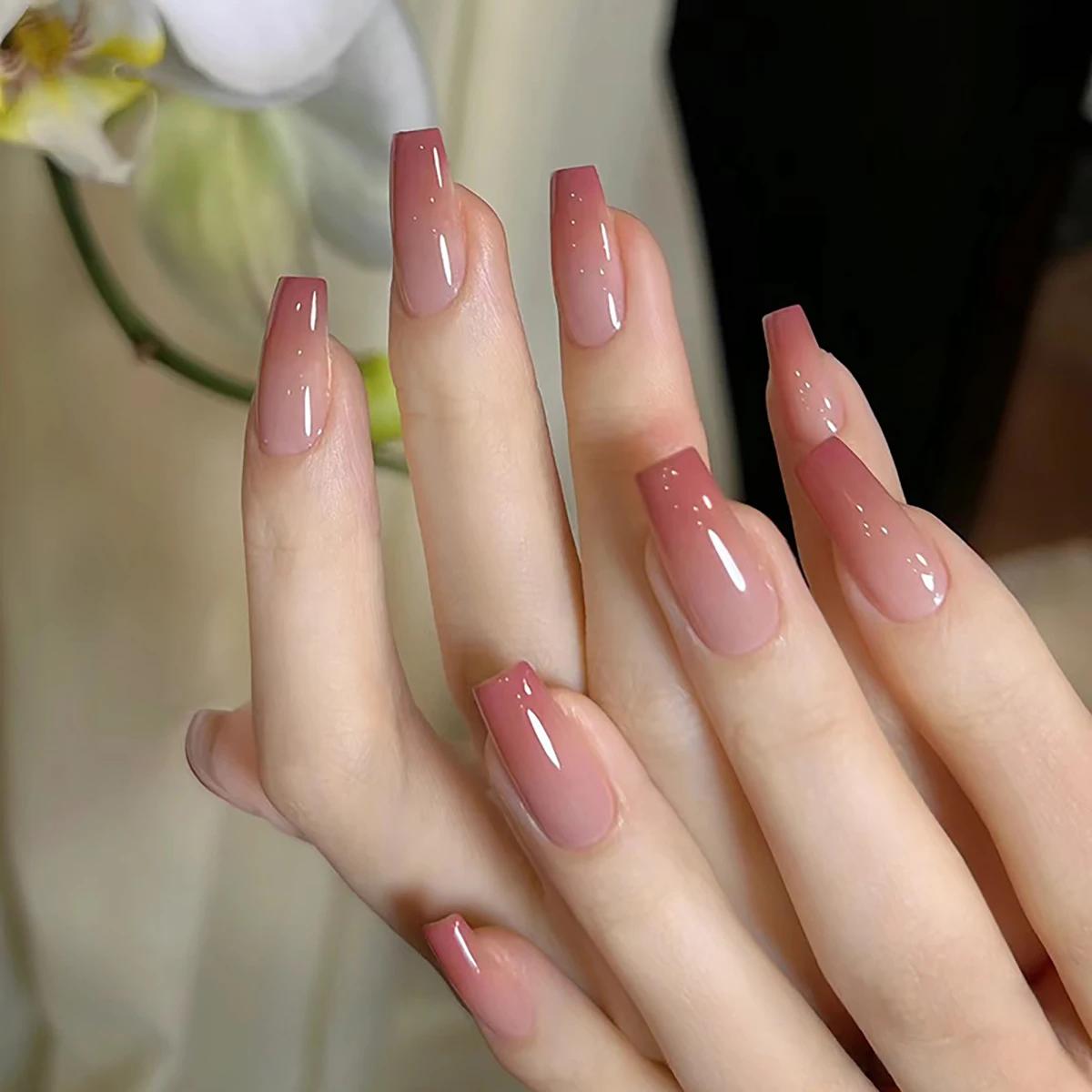 Un ensemble complet de 24 faux ongles moyens en forme de cercueil avec un design dégradé pêche, comp