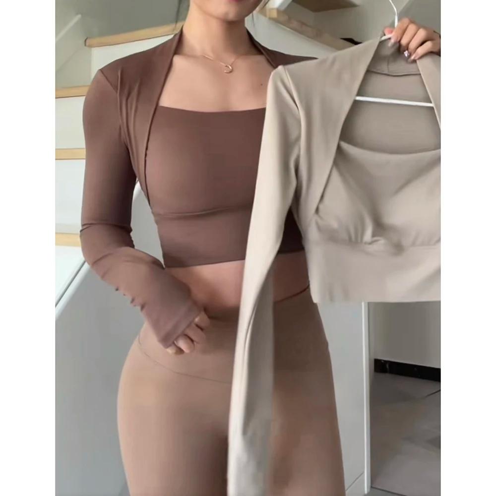 Haut de sport avec coussin de poitrine pour femmes, chemises à manches longues, court et élégant, vê
