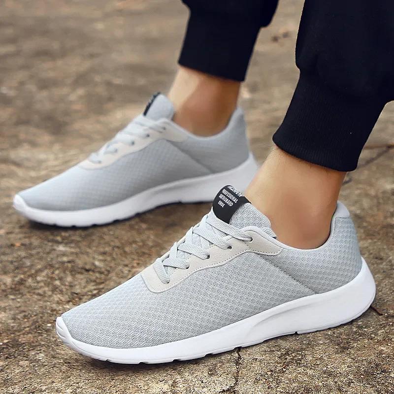2025 Les chaussures de marche noires pour hommes sont légères, respirantes, antidérapantes, chaussur