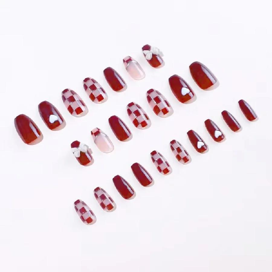 24 pièces/1 boîte faux ongles en damier en poudre d'or avec nœud rouge
