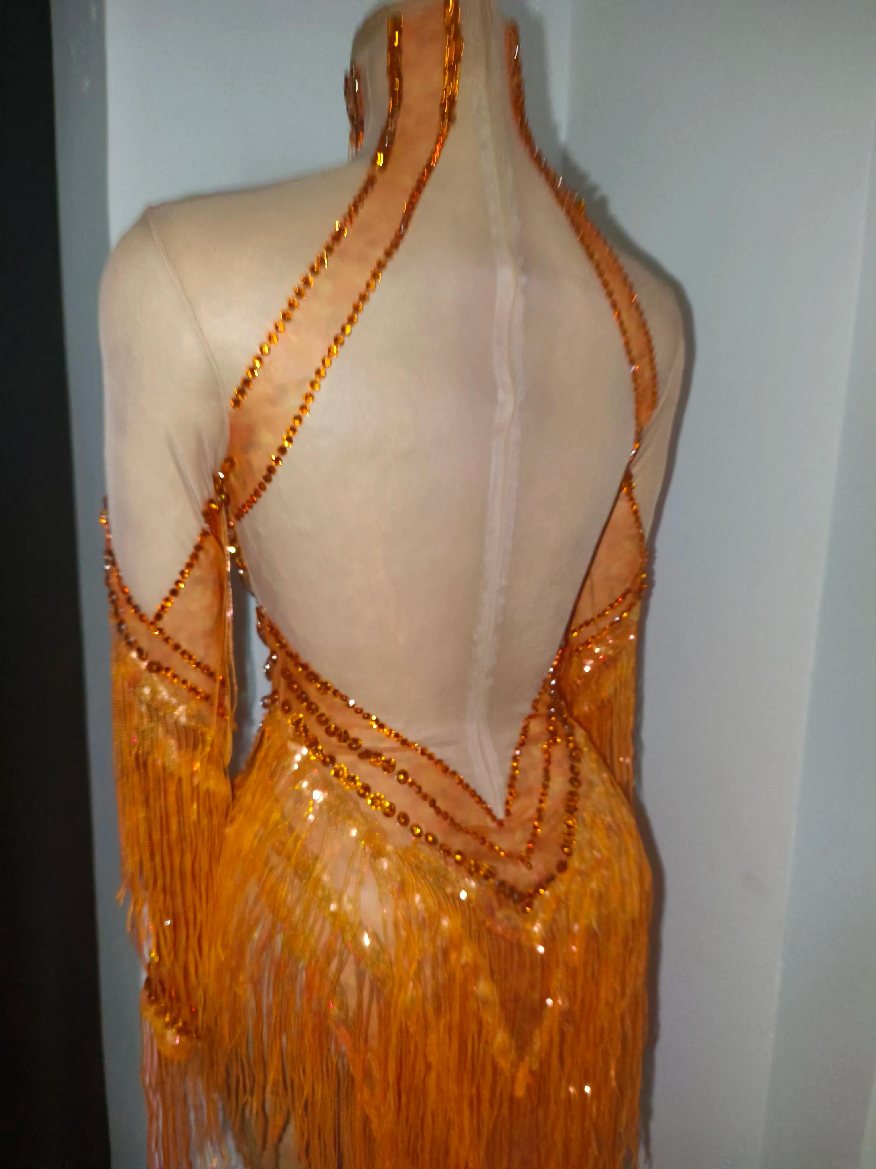 Robe transparente en maille à manches longues avec pompons orange et diamants scintillants pour femm