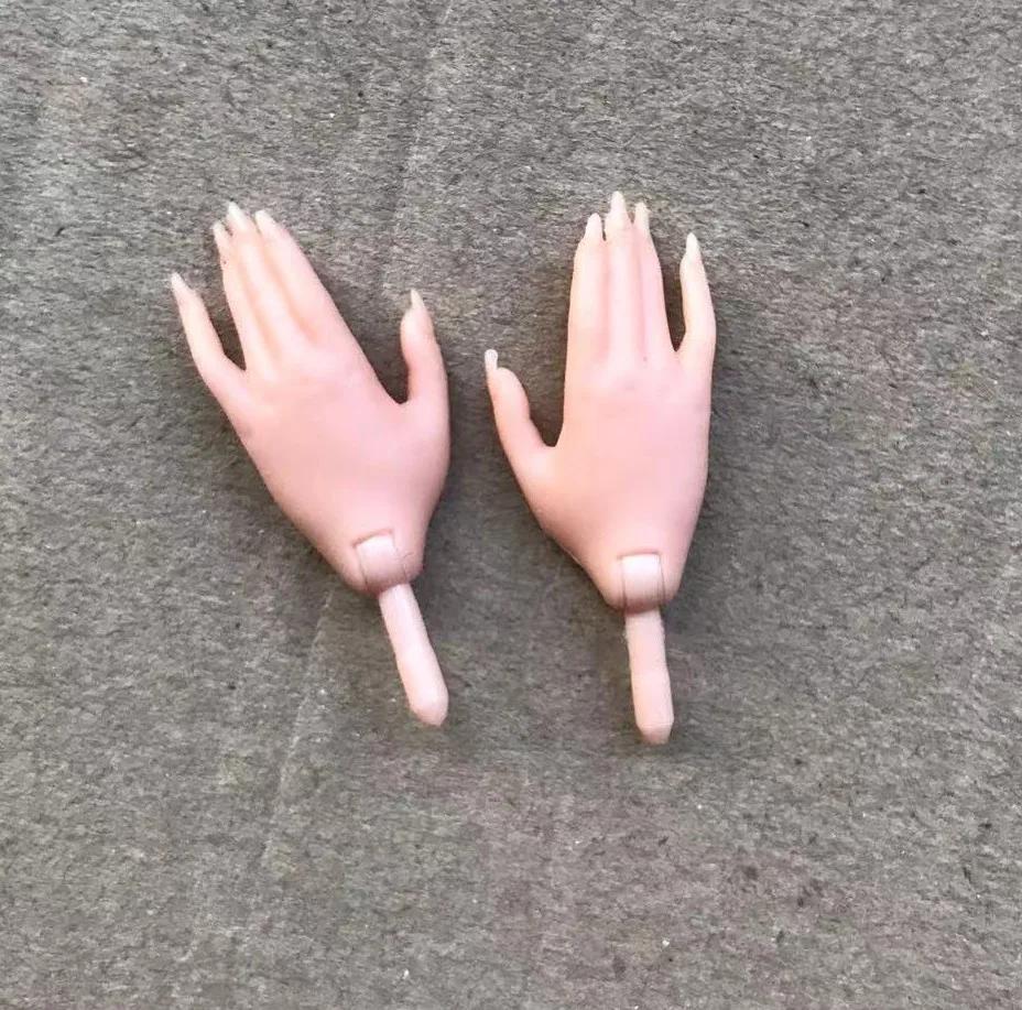 Chaussures originales pour mains de poupée
