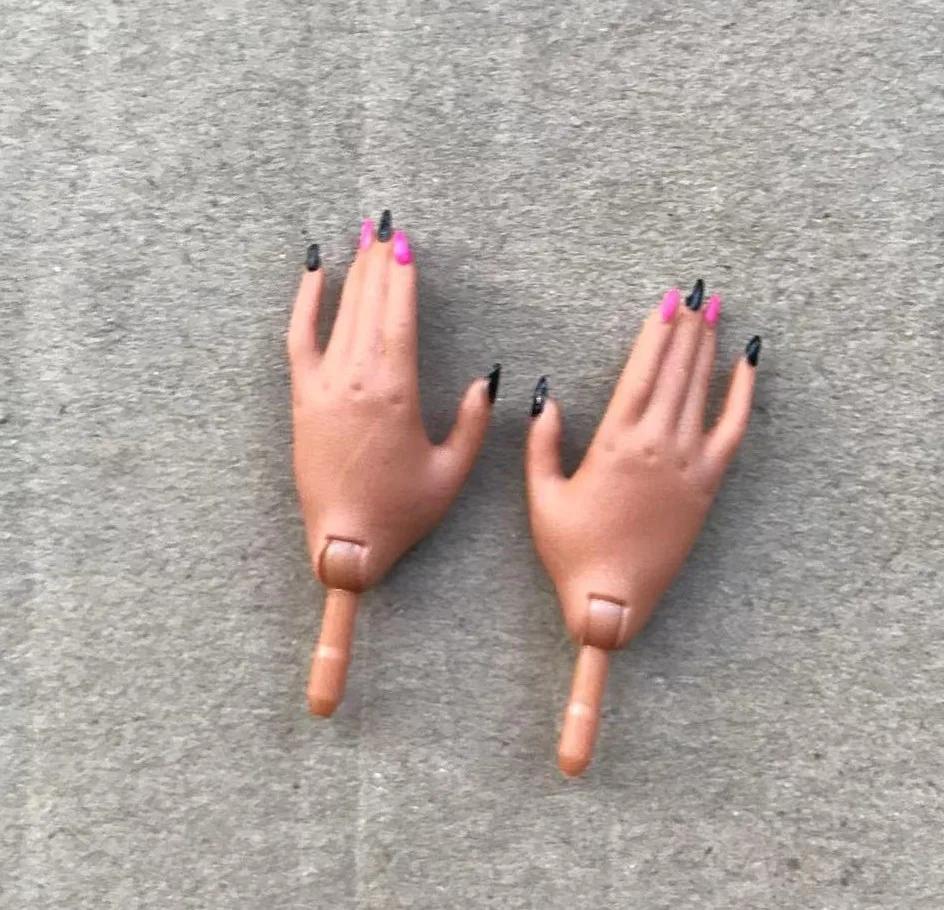 Chaussures originales pour mains de poupée