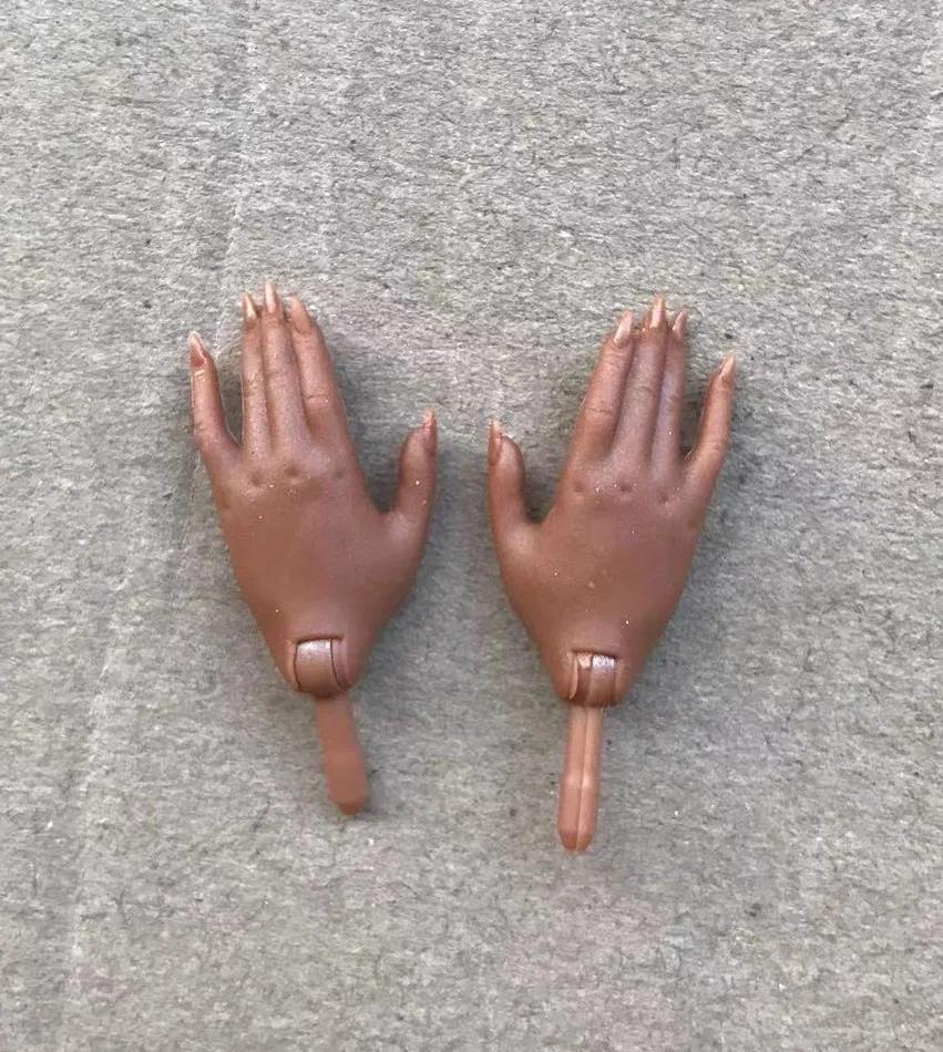 Chaussures originales pour mains de poupée