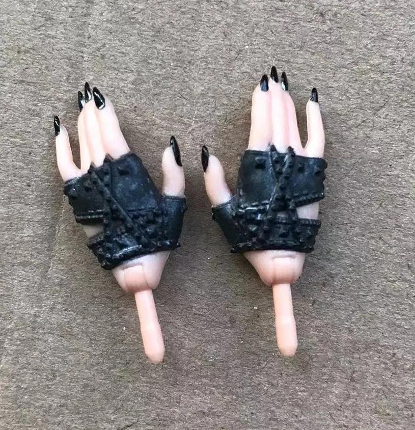 Chaussures originales pour mains de poupée