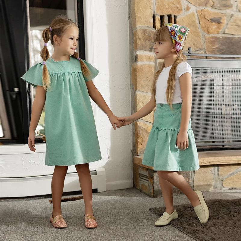 Collection Ali Co SS26 Green Denim : vêtements en coton pour garçons et filles, robes, jupes, chemises et salopettes - RE-EN STOCK LE DÉBUT DU MAI