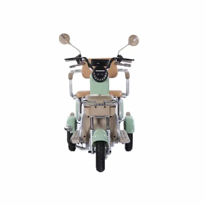 Le tricycle électrique à trois roues est un véhicule polyvalent sans barrière pour les loisirs et les déplacements avec un corps ouvert
