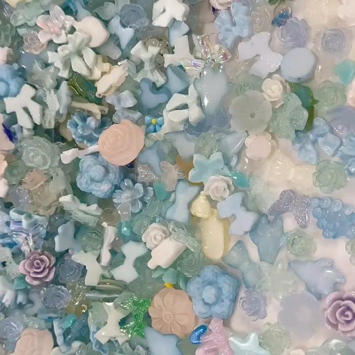 50 g/sac aléatoire bleu mixte arc/fleur Nail Art breloques 500-600 pièces résine camélia/Bowknot ong