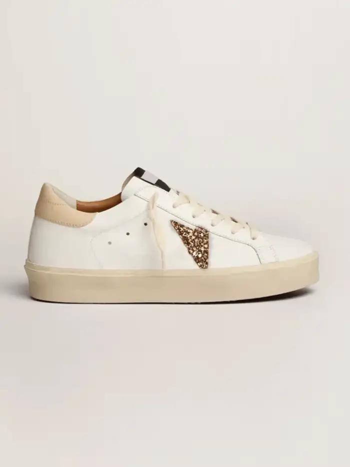 Baskets streetwear délavées, contraste de couleurs audacieux, look urbain