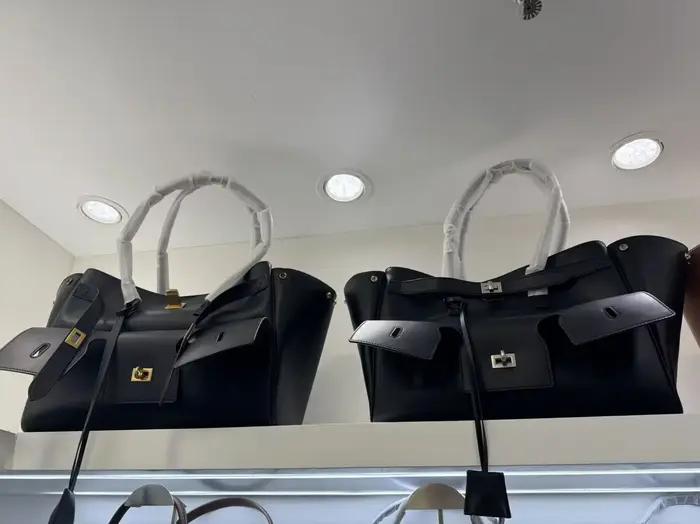 Sac à bandoulière de luxe grande capacité en cuir noir de haute qualité avec fermoir argenté/doré, s