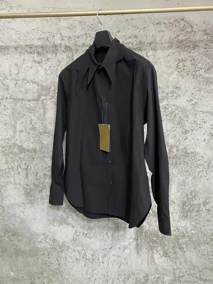 Un concepteur indépendant d'une chemise longue à col feuilles foncées