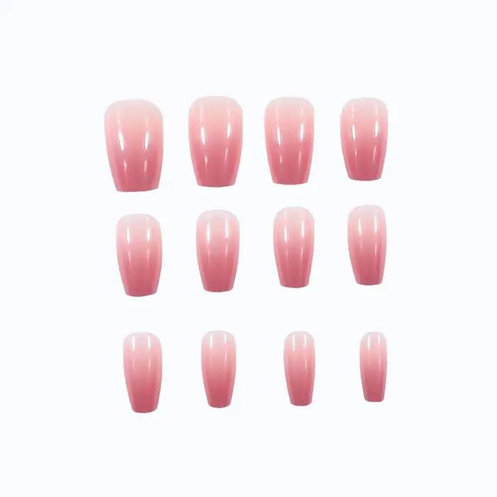 Un ensemble complet de 24 faux ongles moyens en forme de cercueil avec un design dégradé pêche, comp