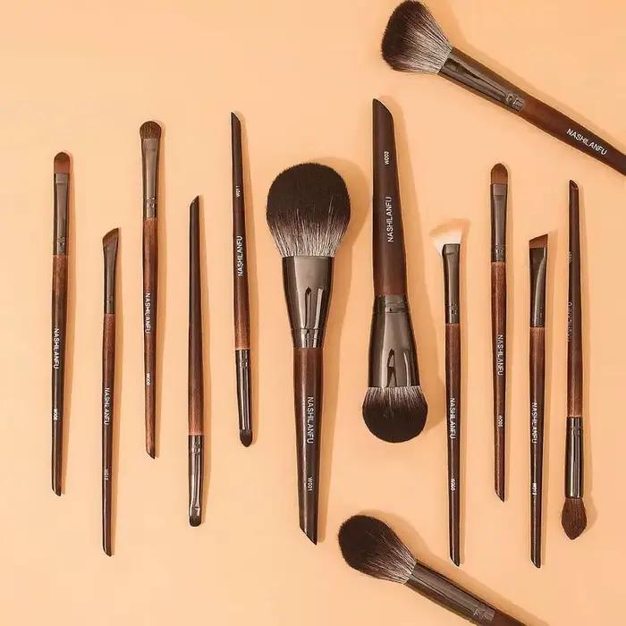 Ensemble de pinceaux de maquillage en fourrure d'animal de qualité supérieure, manche en bois, fard