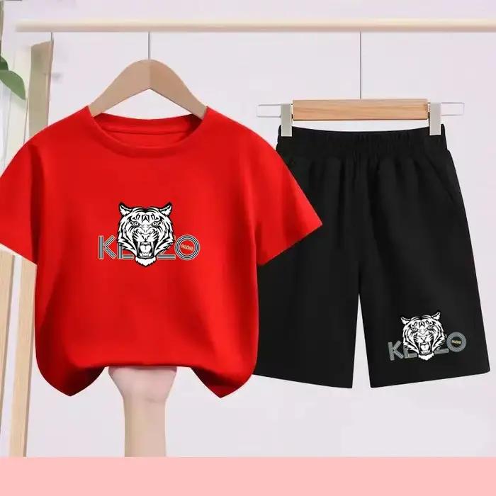 T-shirts d'été noirs et blancs pour enfants, associés à des tenues de sport respirantes et à séchage