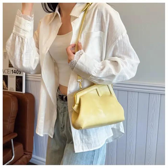 Sac à couches spacieux et tendance avec une grande ouverture pour un accès rapide aux articles lorsq