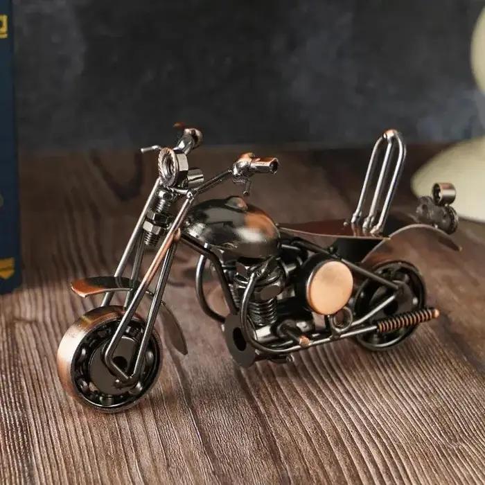 Sculpture de moto en fer vintage modèle de moto en métal fait à la main décoration rétro pour étagère de bureau salon et bureau