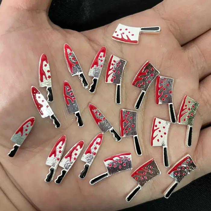 10 Pièces Faux Armes d'Halloween avec Breloques Ongles Effet Sang, Décorations Métalliques pour Ongl