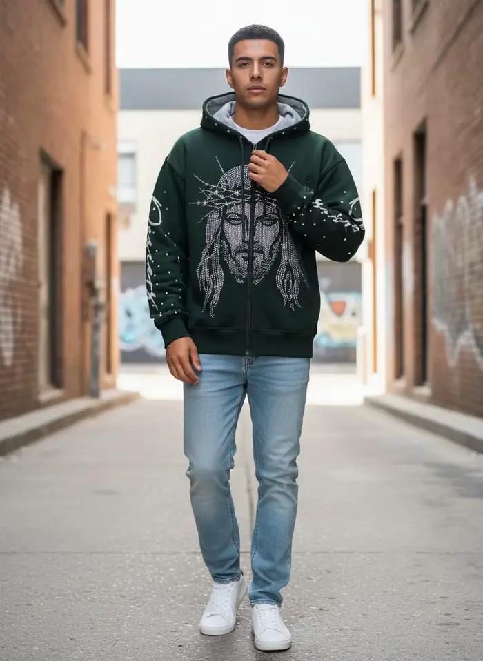 Un sweat à capuche ample avec un motif tridimensionnel de figures incrustées de diamants dans le sty