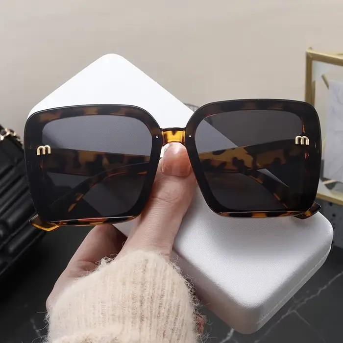 Lunettes de soleil carrées classiques à grand cadre pour hommes et femmes, design de lettre rectangu