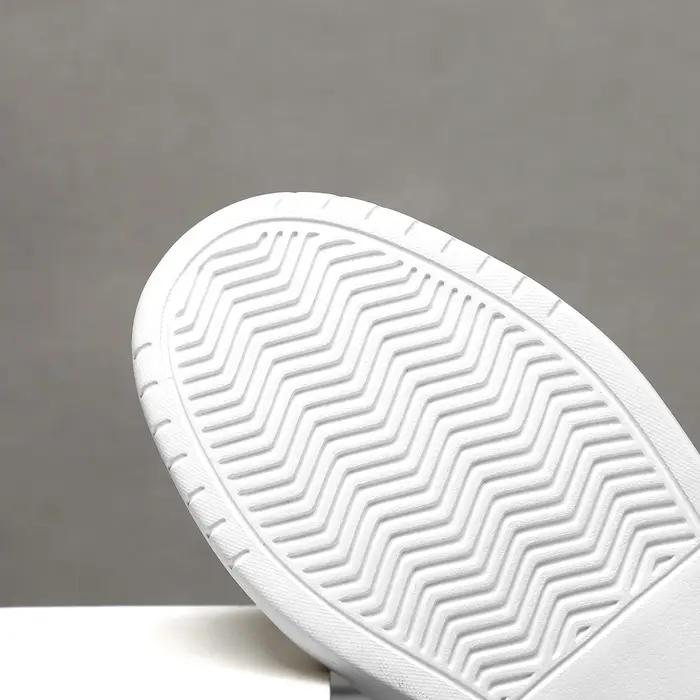 Chaussures skateboard légères femmes - Baskets sport blanches et noires design urbain
