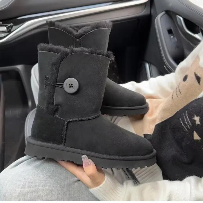Une paire de bottes de neige en pure peau de mouton et laine pour femme, chaudes et confortables. Ch