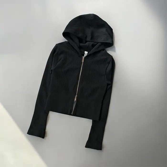 Veste sport moulante femme double capuche pour running yoga et pilates confort et élégance occasionnels