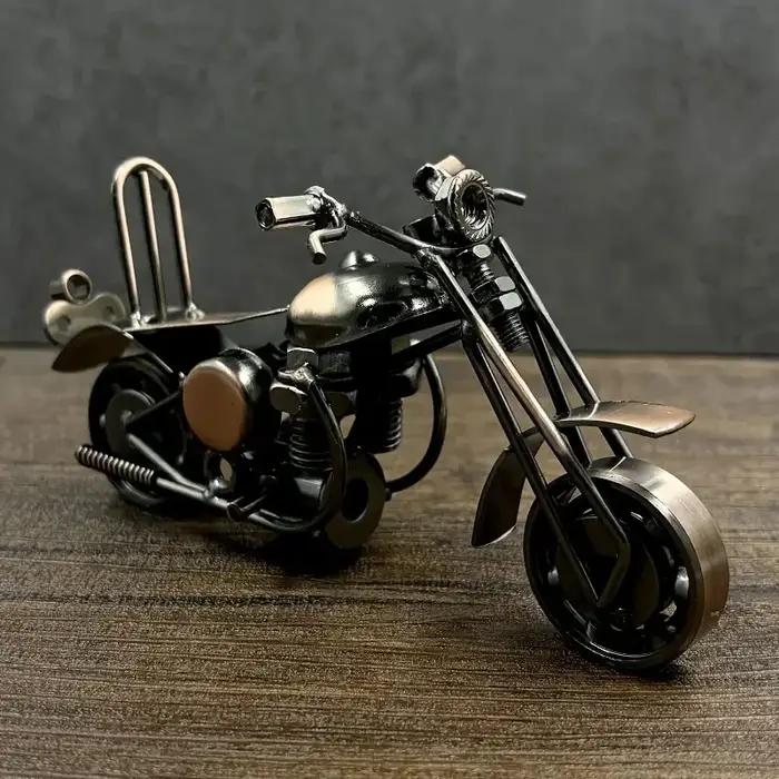 Sculpture de moto en fer vintage modèle de moto en métal fait à la main décoration rétro pour étagère de bureau salon et bureau