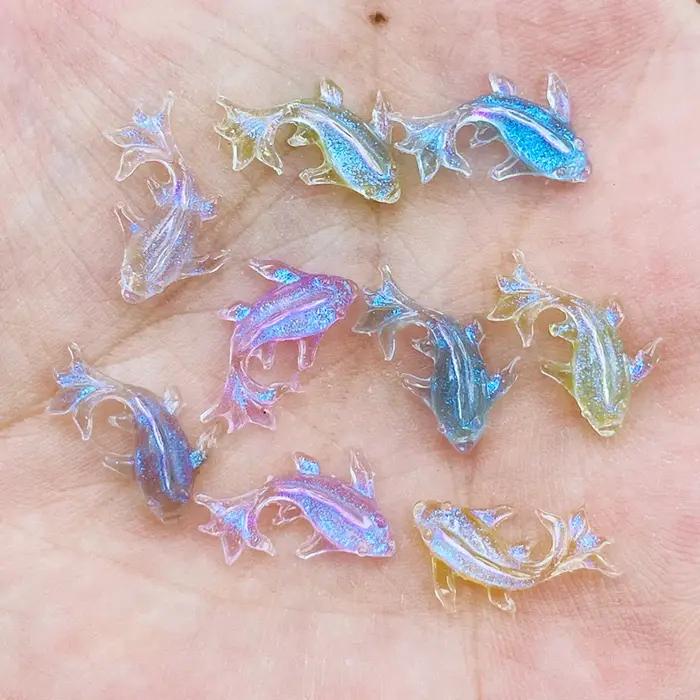 100 pièces nouveau mignon Mini Kawaii couleur petit poisson rouge résine Figurine artisanat Flatback