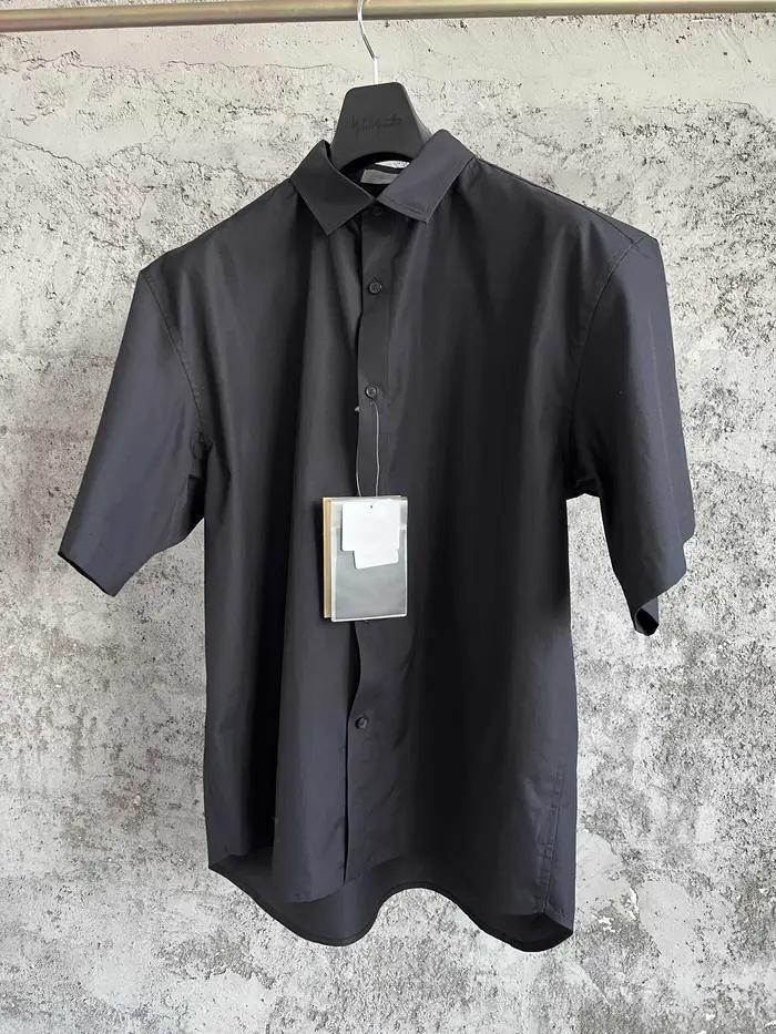 Un niche de créateurs originaux de chemises à manches courtes avec une silhouette de manches cinq-qu