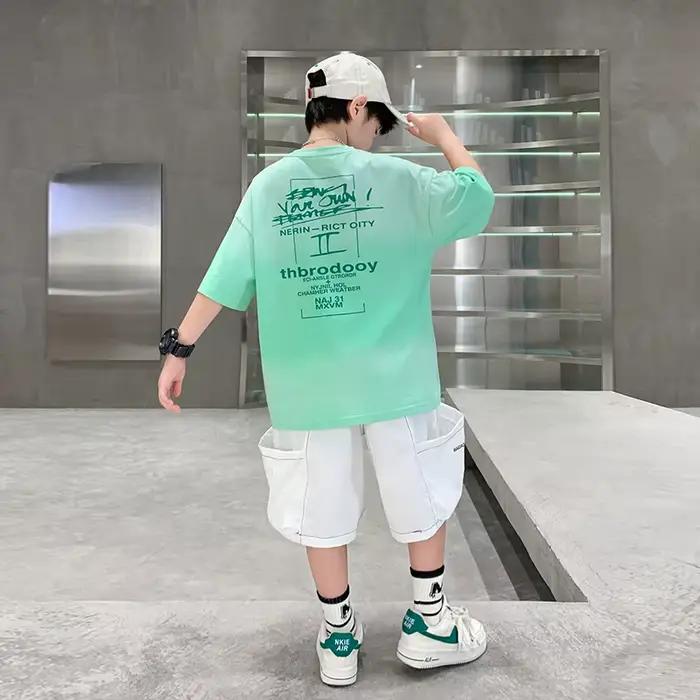 Survêtement d'été pour enfants Tshirt vert et short ensemble de vêtements deux pièces pour garçons tenue décontractée costume pour enfants vêtements en coton confortable et stylé pour jouer et s'amuser