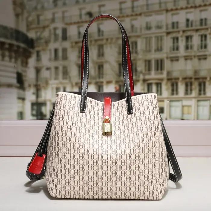 Sac fourre-tout CH Exquisite Monogram avec accroche-cadenas, bretelles de qualité supérieure, coutur