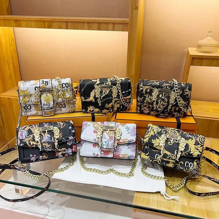 Sac à bandoulière Vintage brodé complexe, détails fabriqués à la main pour les déplacements quotidie