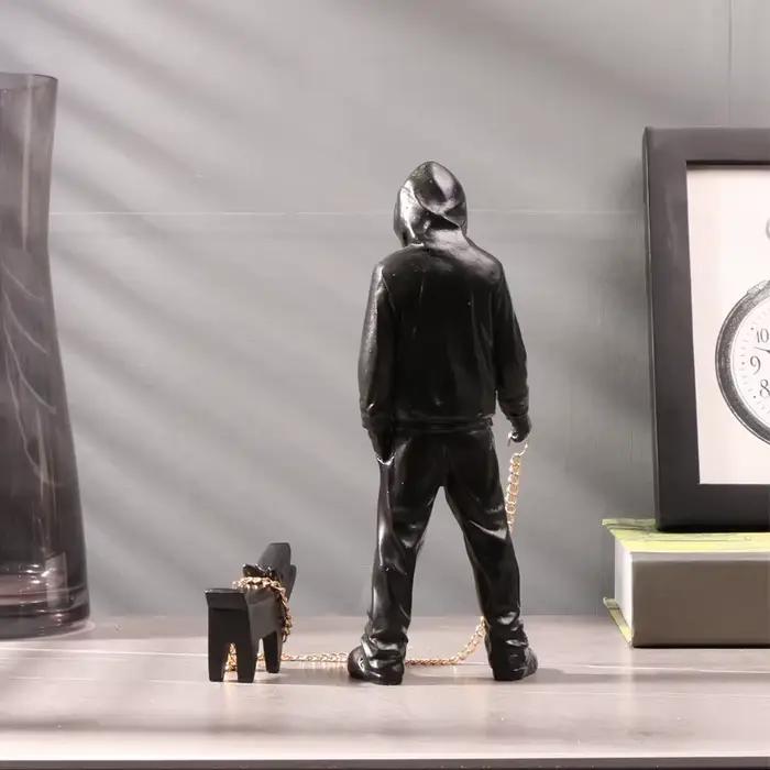 Banksy un homme tendance jouant avec des chiens, jouets de mode blancs, sculptures artistiques et or