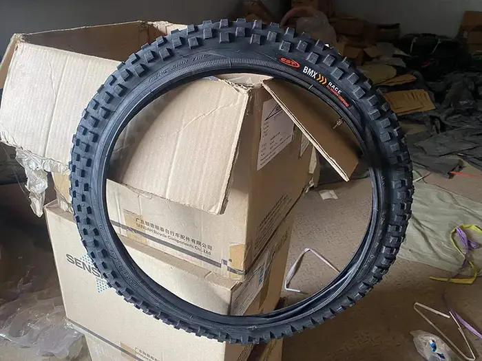 CST Professional 20 pouces BMX RACE toutes saisons 20*2.125 pneu de vélo avec Tube