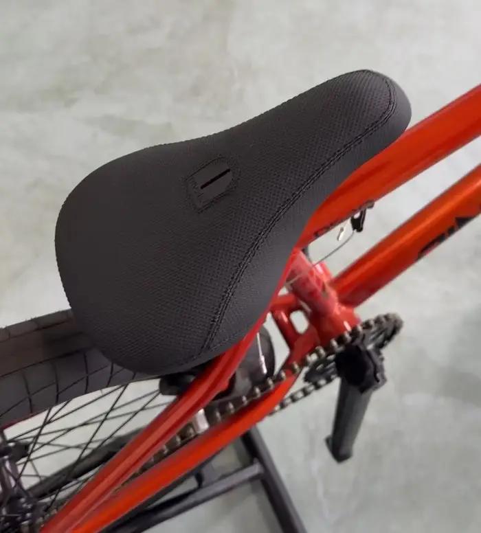 Selle BMX pivotante creuse respirante anti-dérapante ultralégère nid d'abeille confortable pour cyclisme compétition et balades