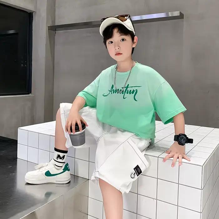 Survêtement d'été pour enfants Tshirt vert et short ensemble de vêtements deux pièces pour garçons tenue décontractée costume pour enfants vêtements en coton confortable et stylé pour jouer et s'amuser